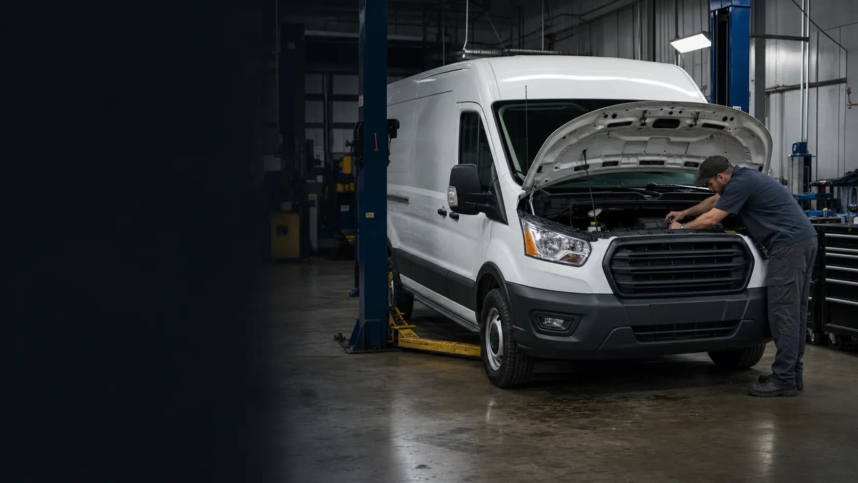 Ford Transit в ремонтном боксе
