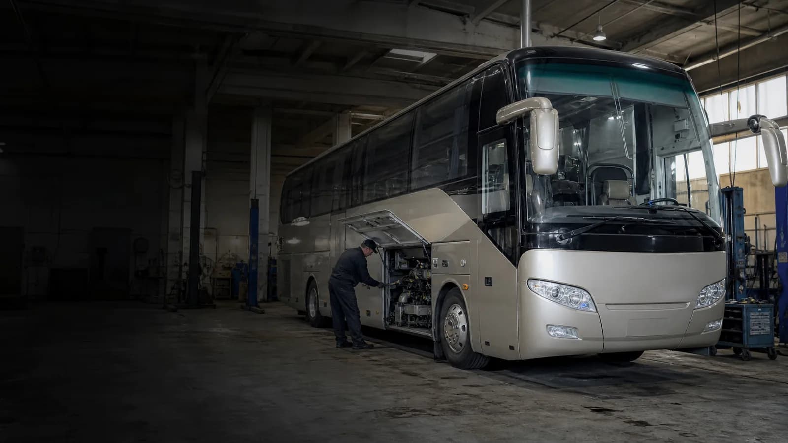 Туристический автобус на обслуживании в сервисном ангаре BUS DOCTOR