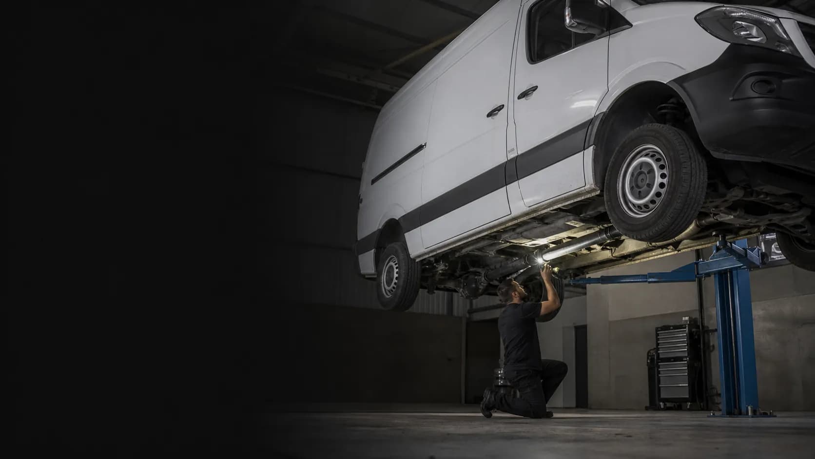 Mercedes-Benz Sprinter на подъёмнике: осмотр карданного вала