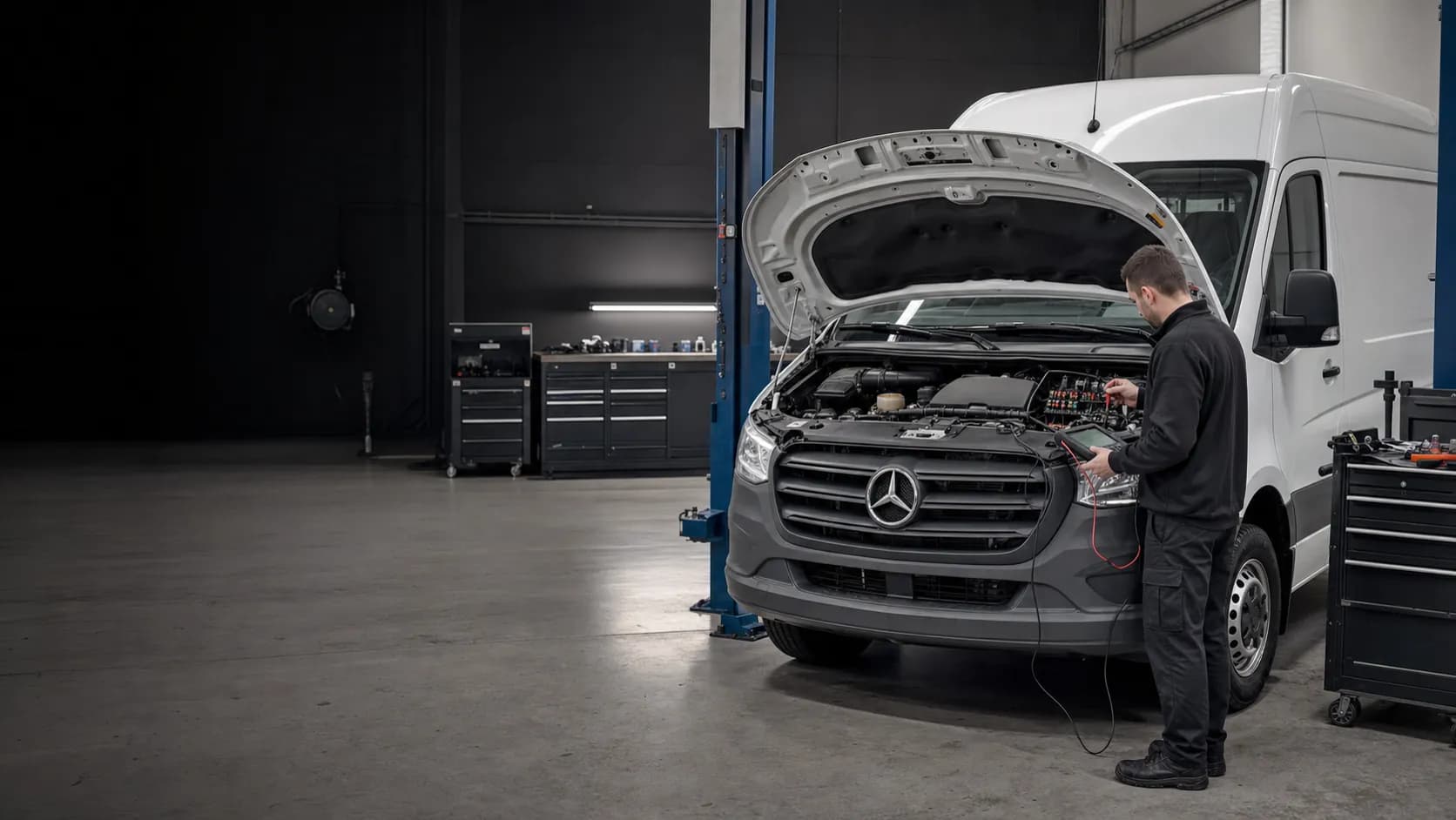 Mercedes-Benz Sprinter на подъёмнике в сервисной зоне BUS DOCTOR