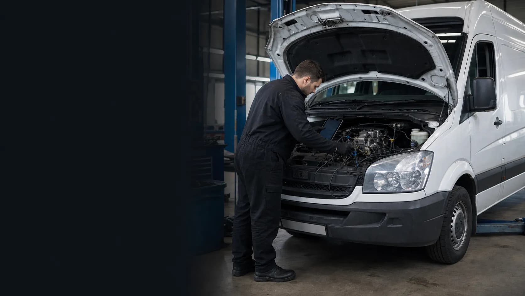 Диагностика топливной системы Mercedes-Benz Sprinter с открытым капотом