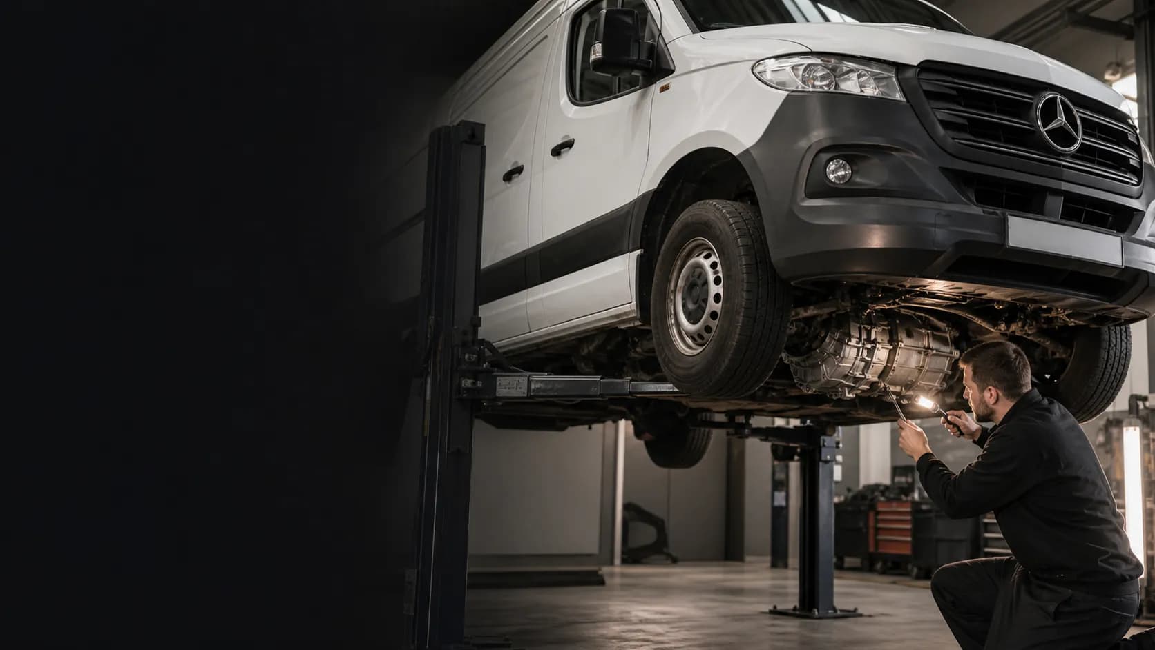 Mercedes-Benz Sprinter на подъёмнике: осмотр КПП и трансмиссии