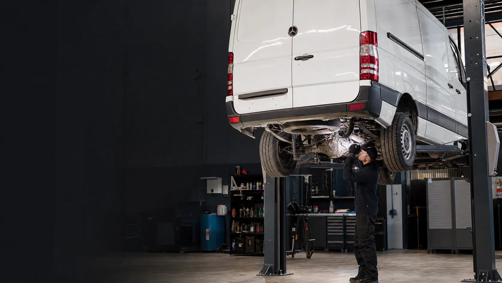 Mercedes-Benz Sprinter 906 на подъёмнике в сервисной зоне BUS DOCTOR
