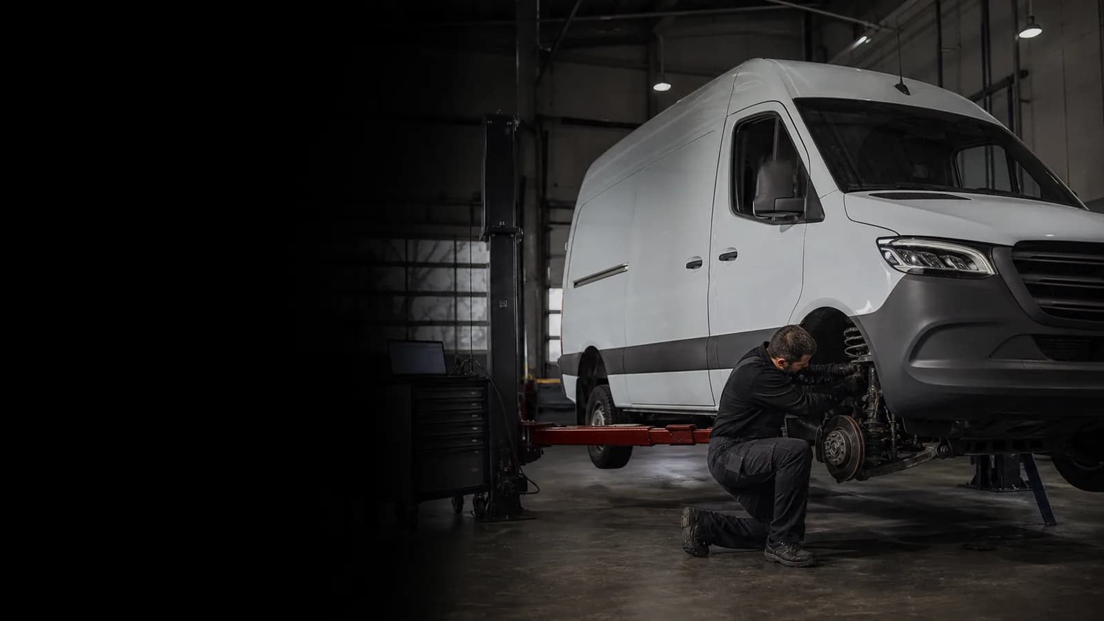 Микроавтобус Mercedes-Benz Sprinter на подъемнике в сервисе BUS DOCTOR