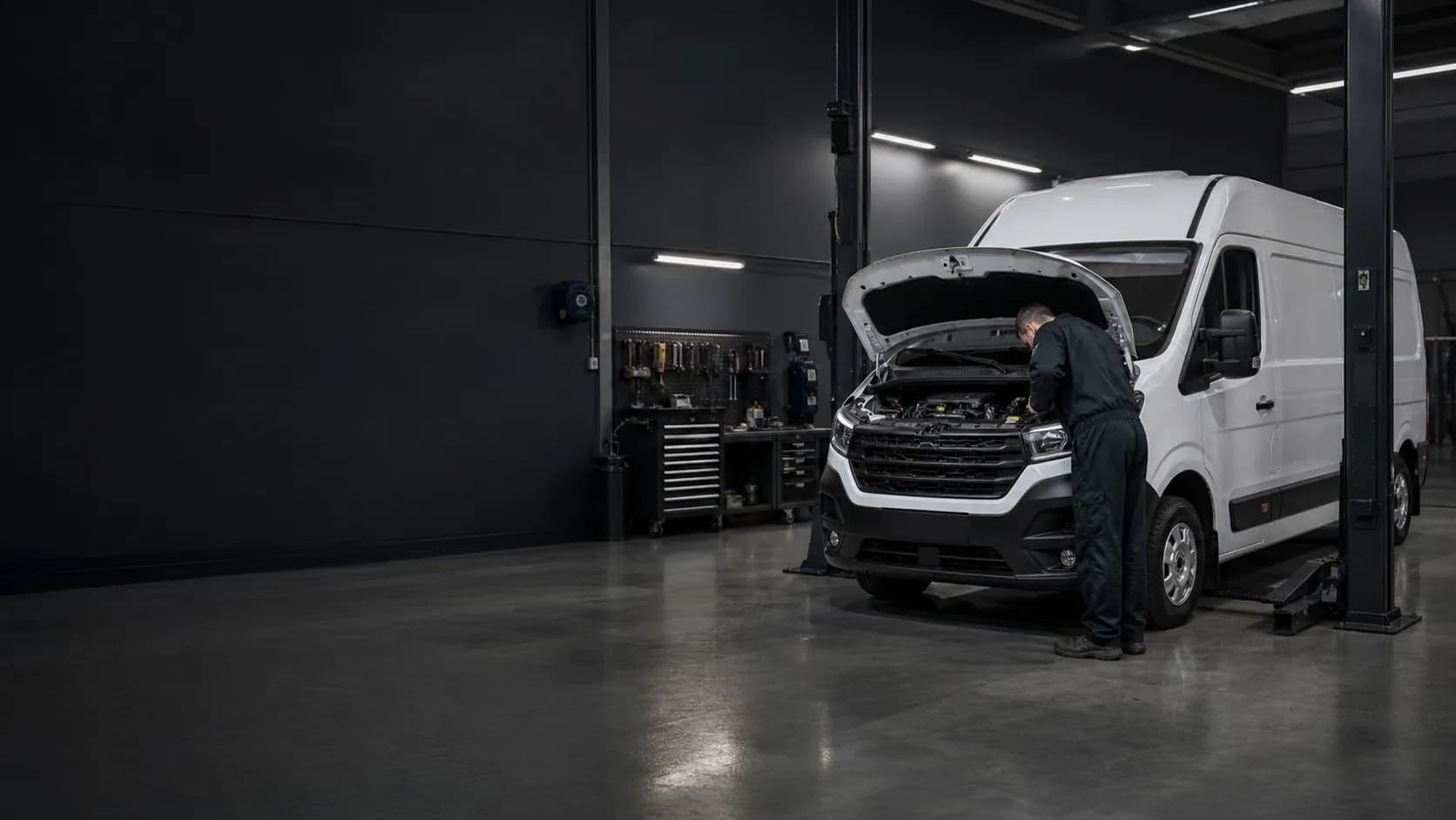 Renault Master в ремонтном боксе