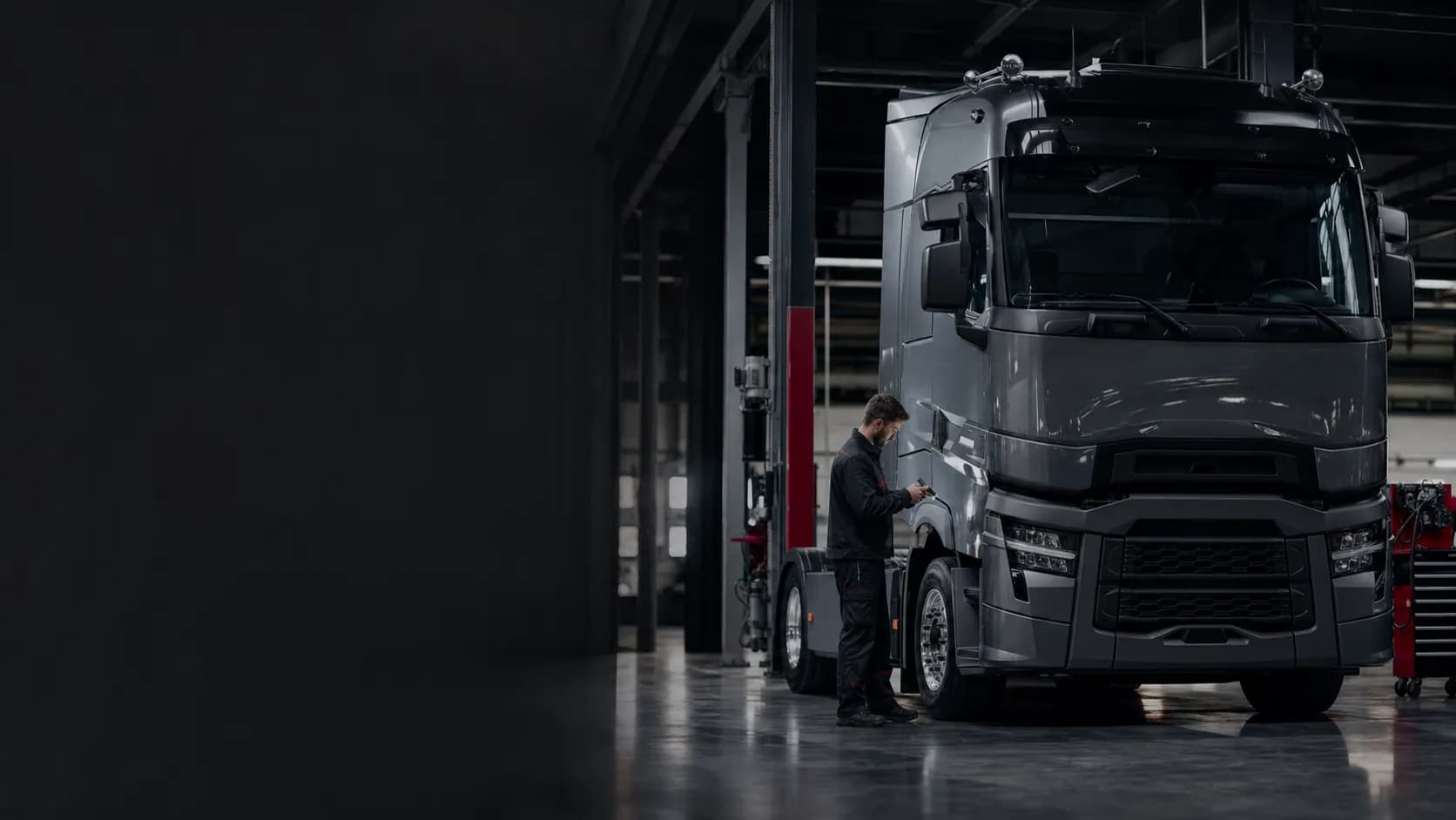 Грузовик Renault Trucks в ремонтном боксе