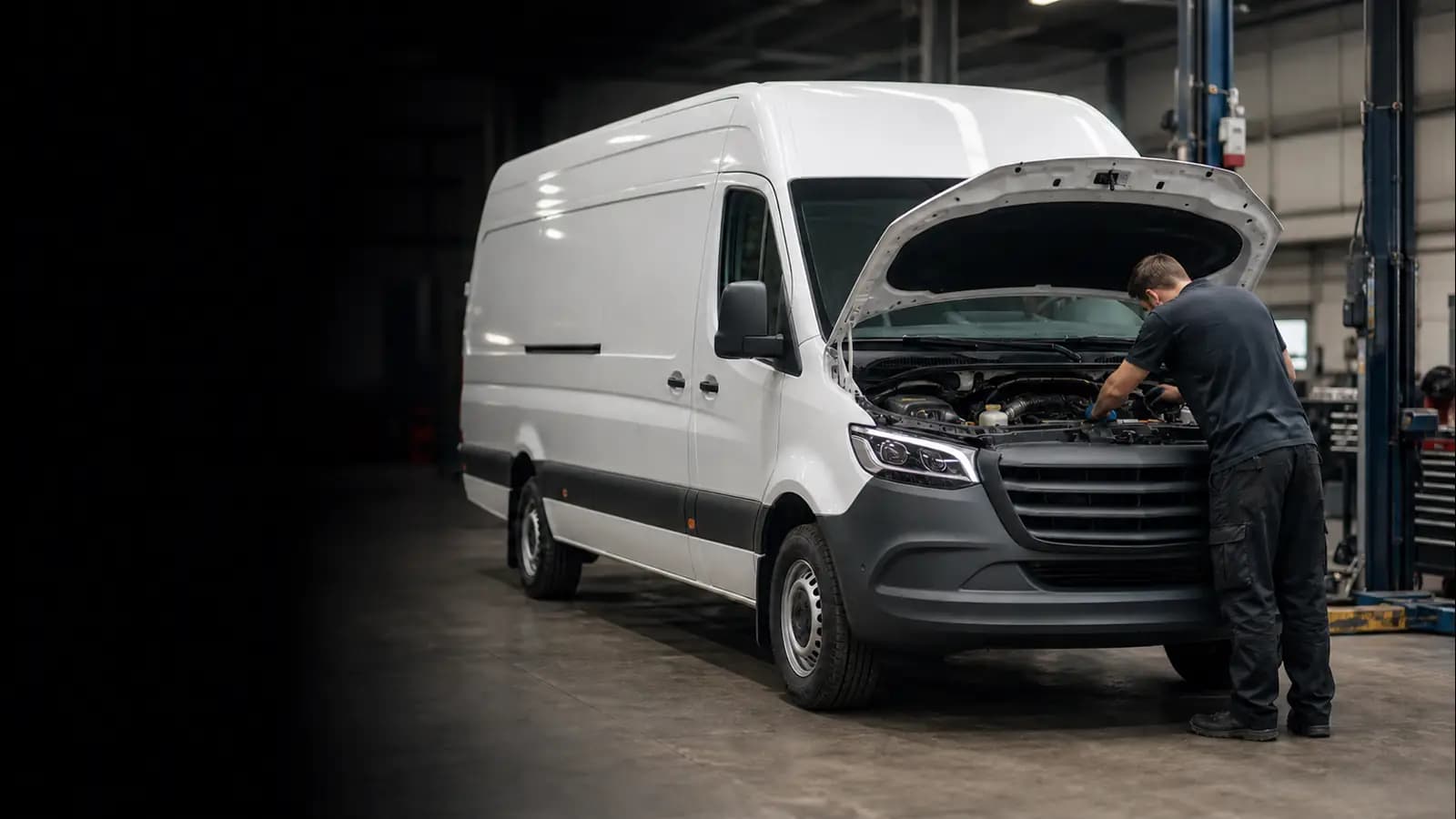 Иллюстративный кадр ремонта коммерческого Sprinter в сервисном боксе