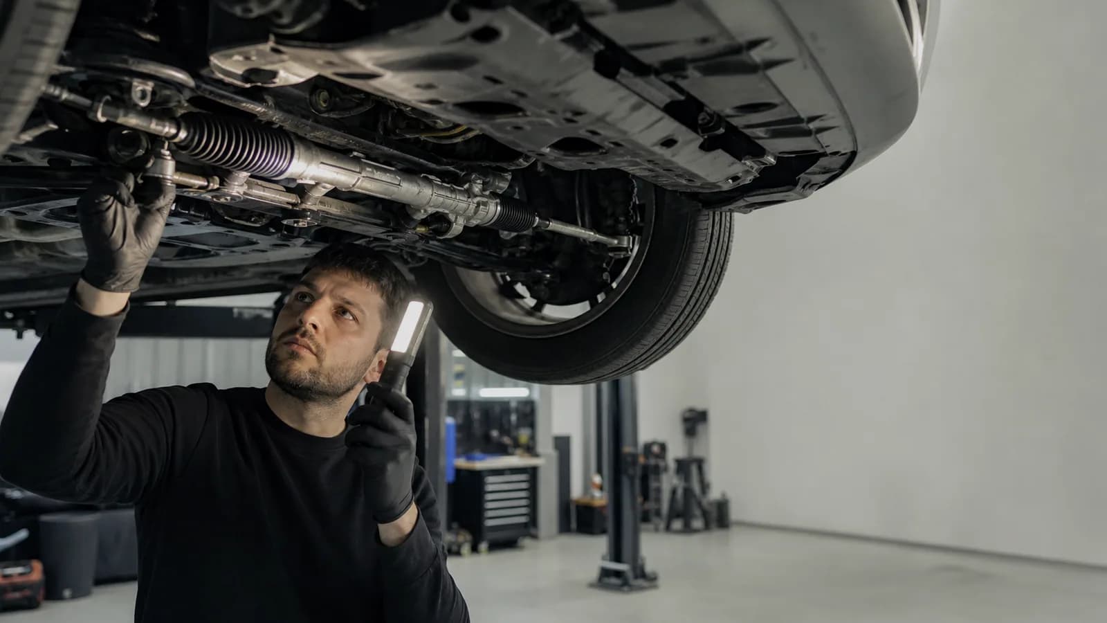 Коммерческий автомобиль на подъемнике в BUS DOCTOR