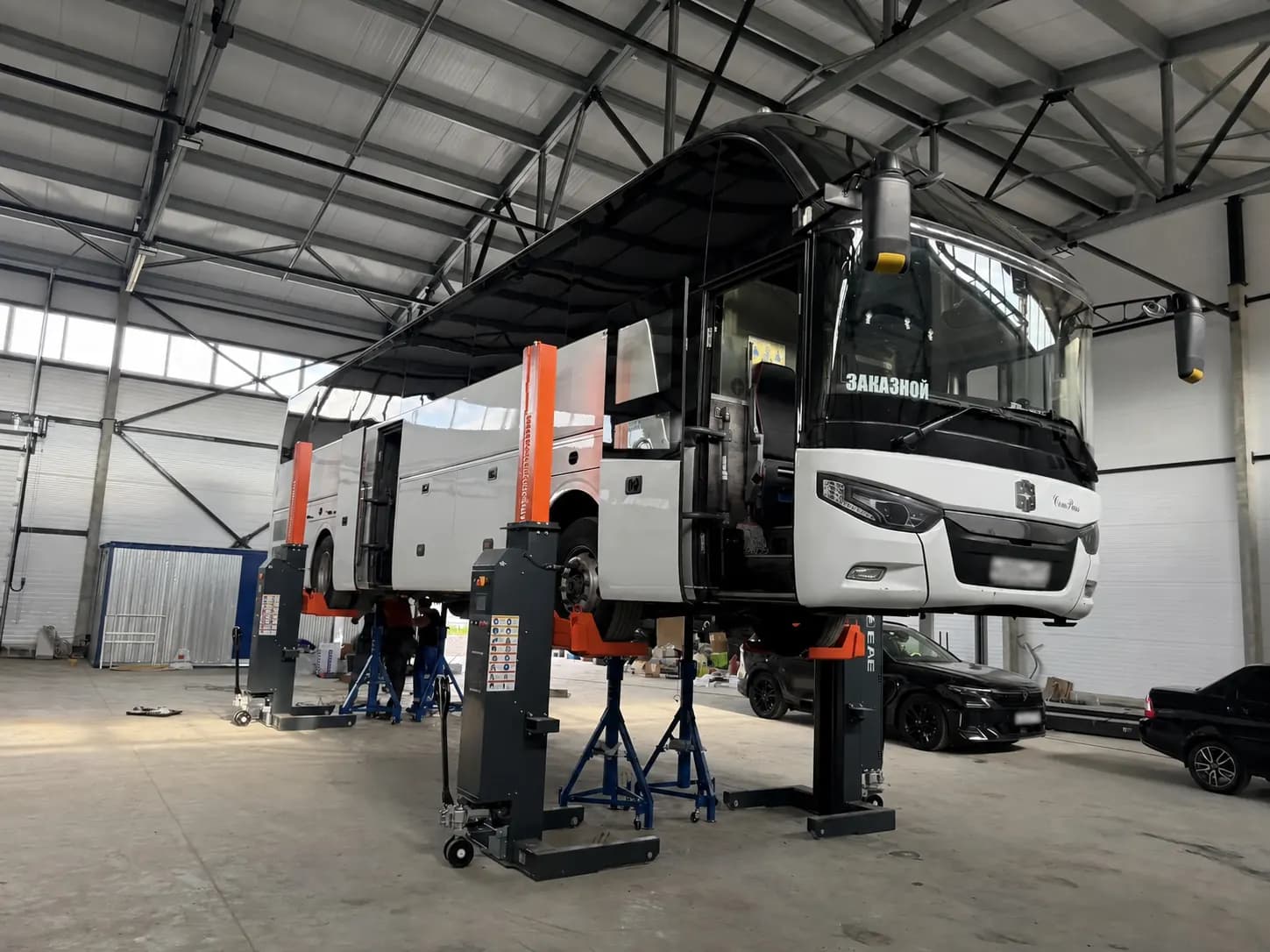 Автобус Zhong Tong на мобильных колонных подъемниках в BUS DOCTOR