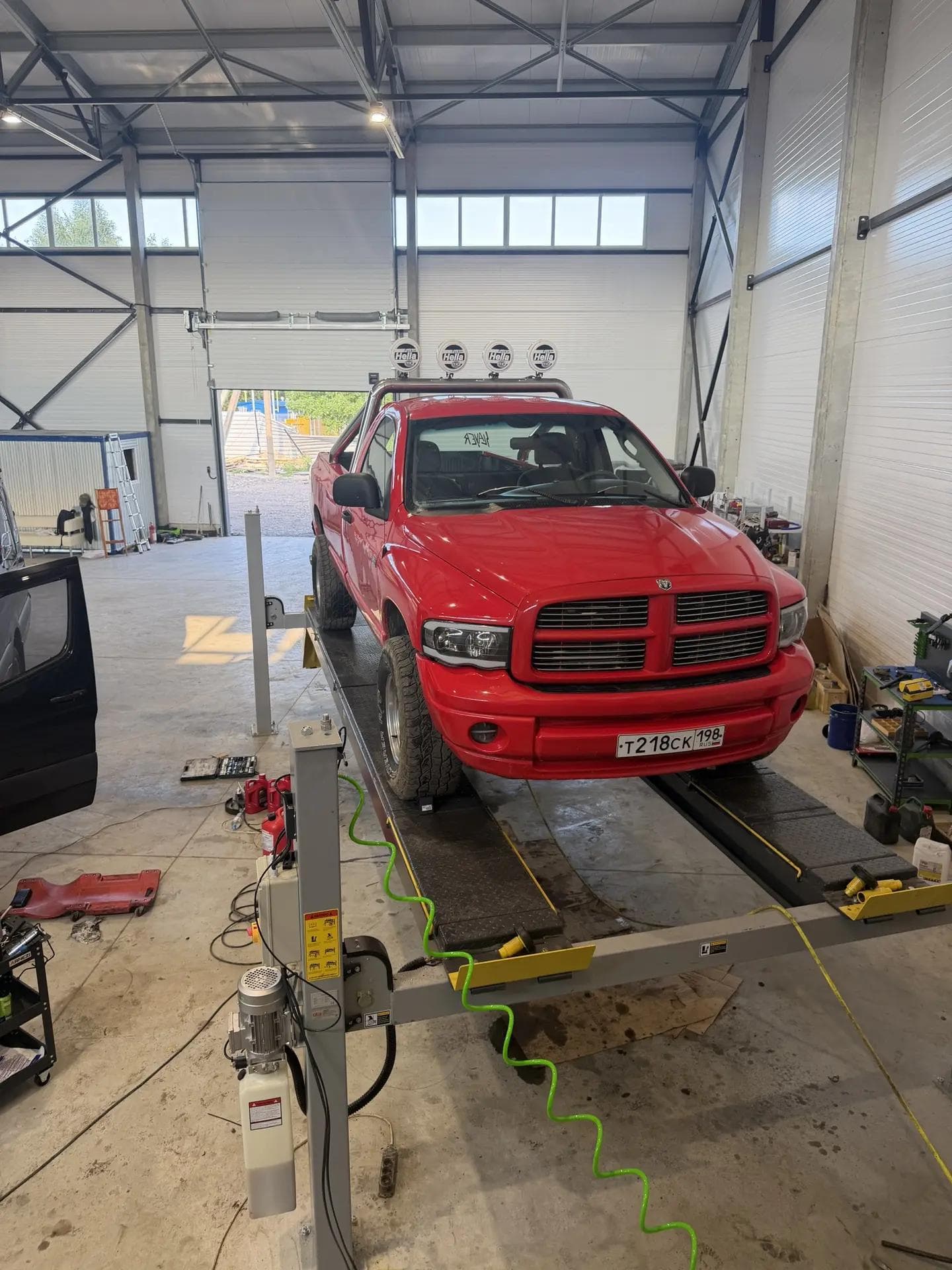 Красный пикап Dodge на подъёмнике в сервисе BUS DOCTOR