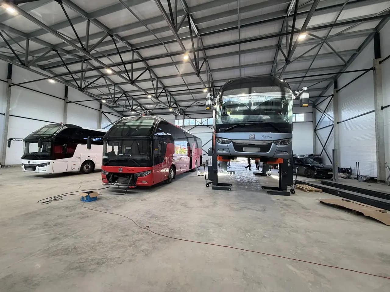 Автобус на подкатных колоннах в сервисе BUS DOCTOR
