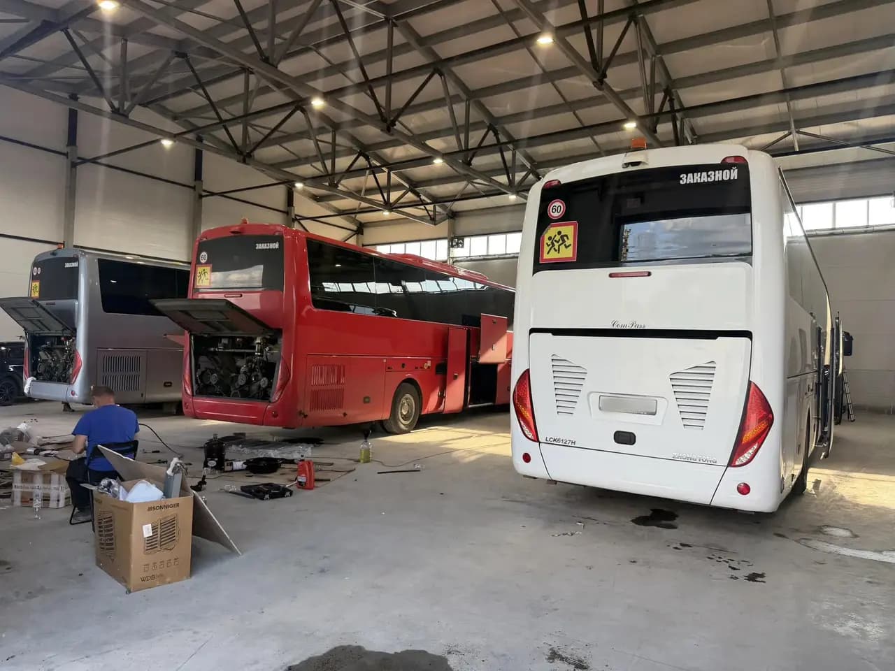 Несколько автобусов на обслуживании в BUS DOCTOR