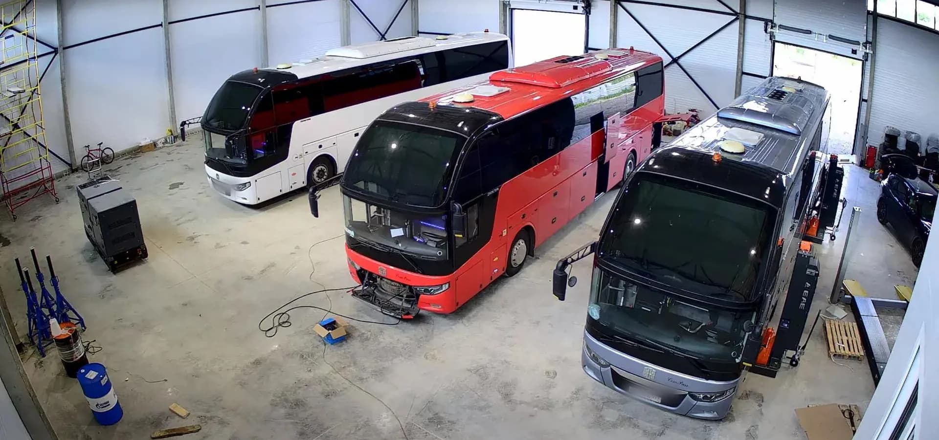Автобусы в ремонтной зоне сервиса BUS DOCTOR, вид с верхней камеры
