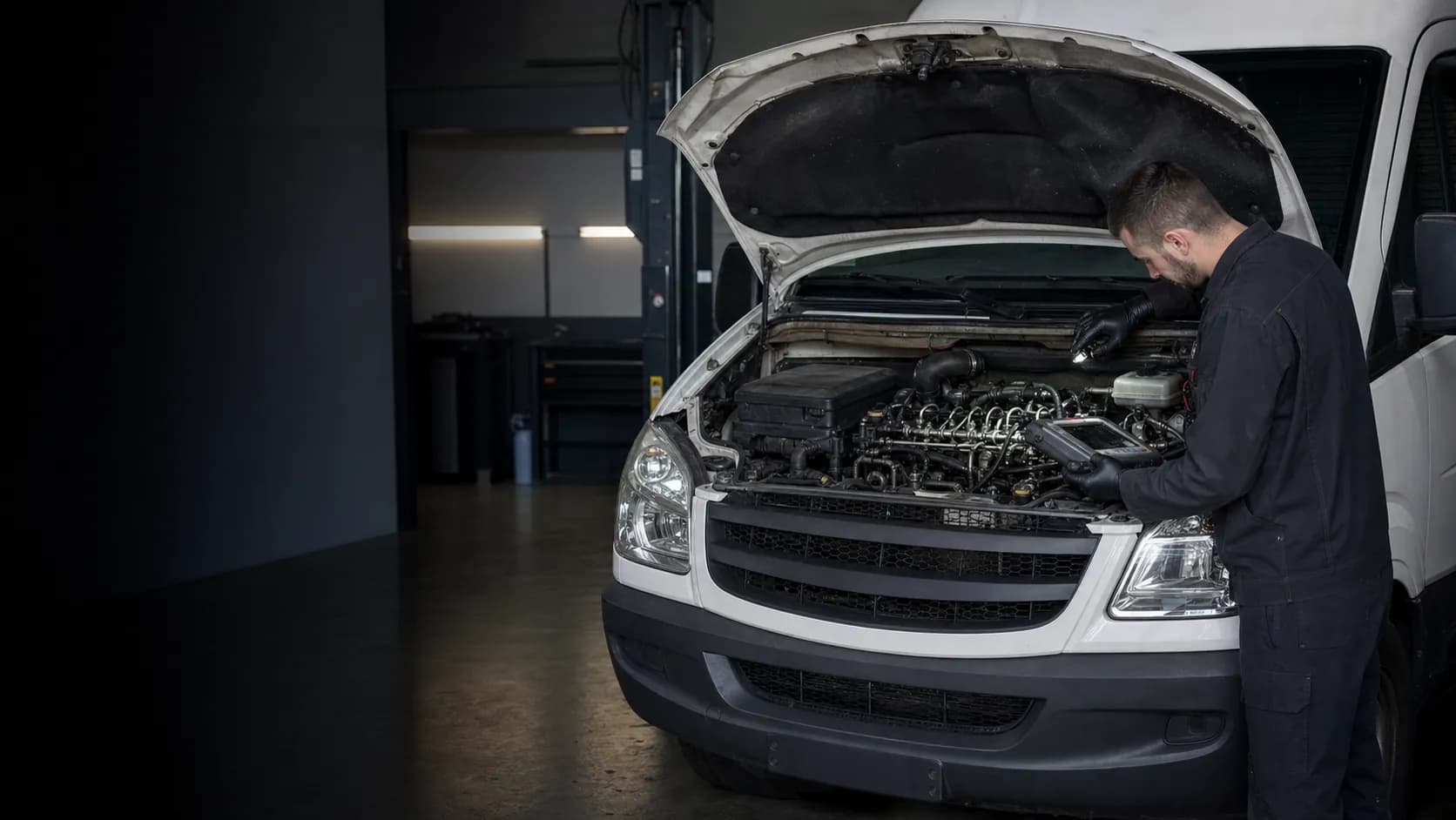 Диагностика форсунок Mercedes-Benz Sprinter под открытым капотом