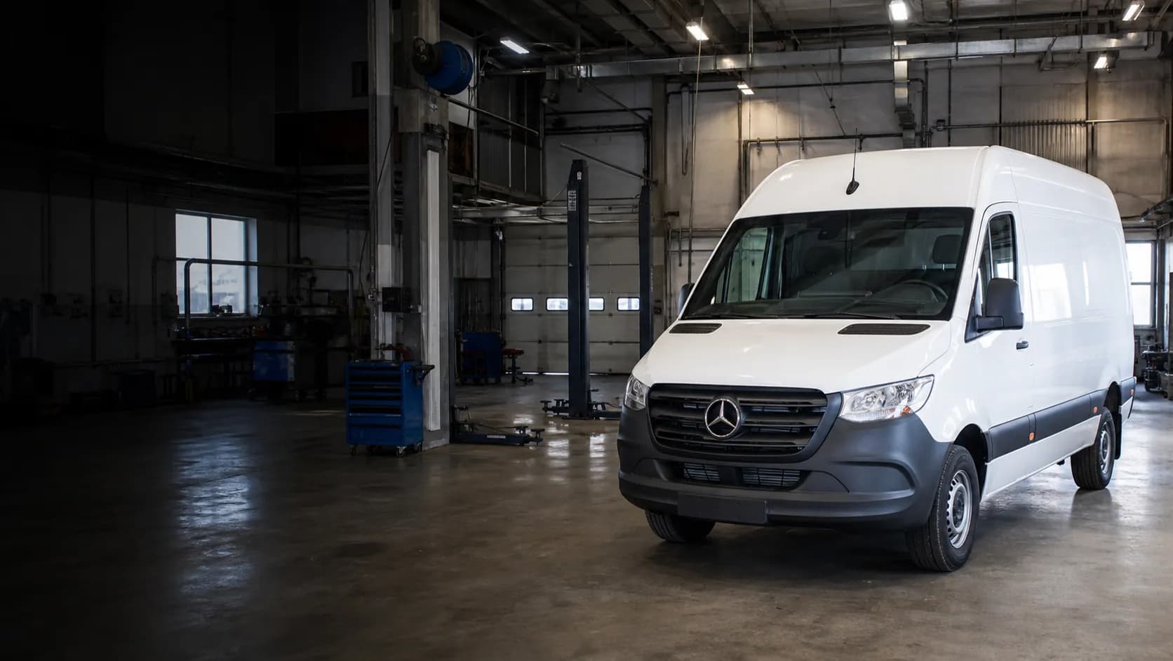 Mercedes-Benz Sprinter W907 в ремонтном боксе